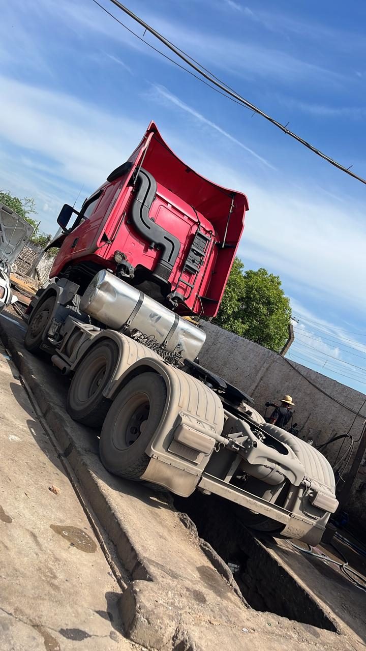 Cavalo mecânico sujo de barro antes da lavagem